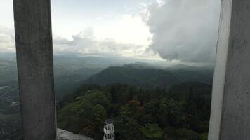 ver de verde montañas desde antiguo torre. acción. hermosa ver de verde montañas desde histórico torre. turista observación cubierta desde antiguo torre en verde montañas foto