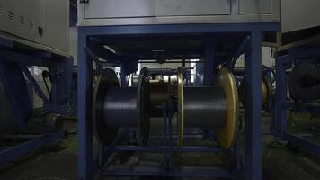 giratorio bobinas en industrial empresa. creativo. proceso de el plastico aleación y devanado de polímero varillas químico taller de industrial planta foto