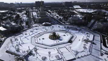 parte superior ver de redondo cuadrado en invierno. creativo. hermosa histórico cuadrado con fuente en soleado invierno día. soviética cuadrado con arquitectura y cuadrado en ciudad centrar foto