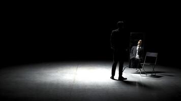 hombre en traje solo en teatro escenario. valores imágenes. soltero atractivo hombre en traje es jugando en etapa de teatro. hombre en traje con espejo es solo en oscuro teatral etapa foto