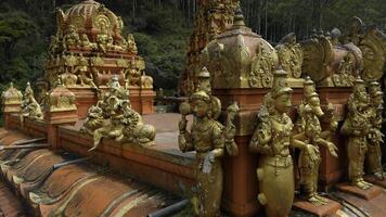malasio templo con dorado estatuas de el santos. acción. concepto de religión y cultura. foto