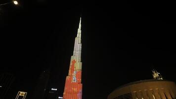 dubai - unido árabe emiratos junio 5, 2023. ligero espectáculo a burj califa, el más alto torre, cubierto con pretensioso animado iluminación. acción. moderno ciudad centro. foto