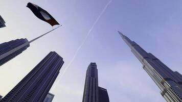 burj califa a dubai centro comercial en eau, famoso punto de referencia. acción. bajo ángulo ver de un rascacielos y palma arboles foto