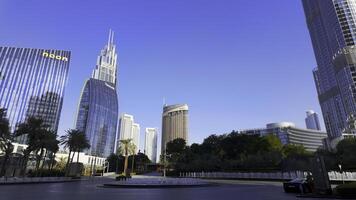 uae - Dubái, noviembre 11, 2023. vacío calle de el ciudad en un soleado día. acción. Roca selvas, hermosa arquitectura. foto