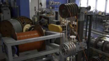 giratorio industrial máquina con bobinas y alambres creativo. taller a el industrial planta con hilado máquinas. foto