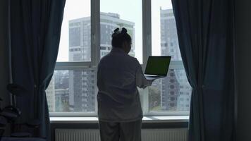 joven mujer trabajando desde hogar, concepto de Lanza libre o remoto trabajar. medios de comunicación. mujer con un ordenador portátil con croma llave verde pantalla. foto