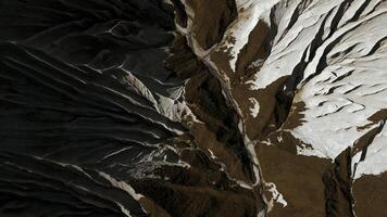 aéreo parte superior ver de el misterioso montaña rocas acortar. blanco Roca capas y marrón suelo. foto