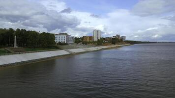 parte superior ver de río terraplén de ciudad con bosque. acortar. ajardinado terraplén de ciudad río banco. hermosa paisaje de río terraplén con ciudad parque foto