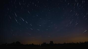 Zeit Ablauf von kometenförmig Star Wanderwege im das Nacht Himmel. Sterne Bewegung um ein Polar- Stern. 4k video