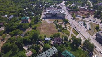 aérien vue de une été vert ville, en train de dormir zone. agrafe. ordinaire Maisons et des rues avec parc zones. video