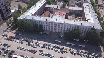 aéreo ver de el avenida con desarrollado infraestructura. acortar. grande ciudad centrar con edificios, carreteras, árboles, y muchos carros. video