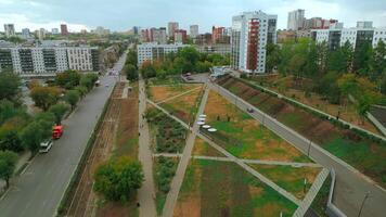 topp se av parkera gränd i bostads- område av stad. klämma. se av stad med bostads- byggnader och parkera gränd. skön landskap av parkera gränd i urban landskap med byggnader video