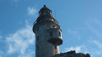 vue de incroyable abandonné phare dans mer. agrafe. magnifique Marin phare abandonné dans mer. voile par majestueux abandonné phare sur ensoleillé printemps journée video