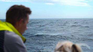 casal em flutuando barco em fundo do mar. grampo. dois pessoas estão Navegando em navio com mar visualizar. casal em mar viagem em navio em fundo do mar horizonte video