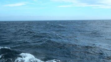 olas desde flotante mar buque. acortar. hermosa Moviente olas desde flotante Embarcacion a mar. hermosa mar horizonte con Moviente olas desde Embarcacion video