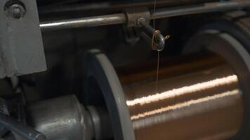 detailopname van spoel kronkelend koper draad. creatief. glimmend koper draad is wond Aan spoel Bij metallurgisch fabriek. productie van koper draden video