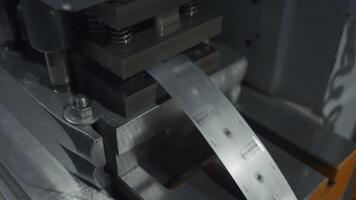 un' grande industriale punch stampa formatura foglio metallo parti. creativo. vicino su di foglio metallo stampaggio macchina. video