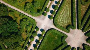 Haut vue de gens en marchant sur géométrique jardin chemins. créatif. magnifique motifs de palais jardin sur ensoleillé été journée. territoire de palais jardin avec magnifique chemins et labyrinthes video