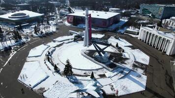 parte superior ver de cohete Monumento en invierno. creativo. cohete Monumento en ciudad cuadrado en soleado invierno día. Gran escala Monumento a espacio vuelo con cohete en cuadrado video