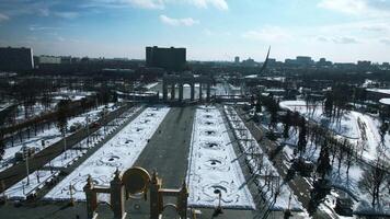 top visie van historisch plein met bogen in winter. creatief. mooi historisch centrum met plein en stoom- bogen in winter. Sovjet architectuur in centrum van groot stad met plein Aan winter dag video