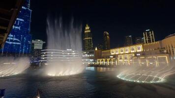 dubai - uae - octubre 5, 2023. burj califa a dubai centro comercial y fuente espectáculo en uae a noche. acción. famoso punto de referencia de dubai ciudad centro. video