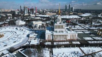 top visie van groot plein met historisch architectuur in winter. creatief. historisch plein met steegjes en Sovjet architectuur in stad centrum. winter landschap met Sovjet architectuur Aan achtergrond video