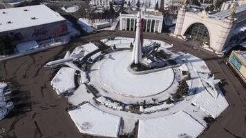 parte superior ver de cohete Monumento en invierno. creativo. cohete Monumento en ciudad cuadrado en soleado invierno día. Gran escala Monumento a espacio vuelo con cohete en cuadrado video