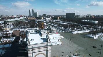 topp se av historisk sovjet fyrkant i vinter. kreativ. historisk byggnader med monument och valv i stad Centrum. vinter- stadsbild med historisk Centrum och fyrkant video