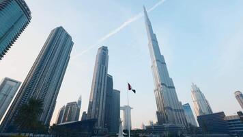 un' Basso angolo Visualizza di il grattacieli nel il centro di dubai. azione. concetto di moderno architettura. video