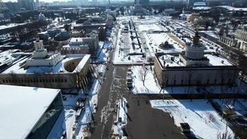 superiore Visualizza di storico città centro con piazze e monumenti nel inverno. creativo. lungo vicolo di storico monumenti e architettura di città su soleggiato inverno giorno. lungo piazza con monumenti e video