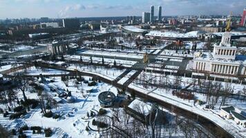 topp se av fyrkant med historisk byggnad i vinter. kreativ. Centrum av de sovjet stad med fyrkant och historisk byggnad. skön urban landskap med historisk Centrum och fyrkant i vinter- video