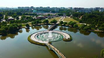 parte superior ver de fuente en estanque y histórico palacio. creativo. increíble fuente en lago con peatonal puentes a histórico palacio. histórico complejo con fuentes, jardines y edificios video