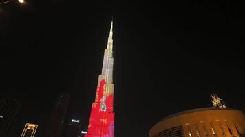 dubai - Unidos árabe emirados. Junho 5, 2023. luz mostrar às burj Khalifa, a Altíssima torre, coberto com arty animado iluminação. Ação. moderno cidade Centro. video