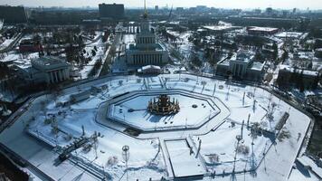 superiore Visualizza di il giro piazza nel inverno. creativo. bellissimo storico piazza con Fontana su soleggiato inverno giorno. sovietica piazza con architettura e piazza nel città centro video