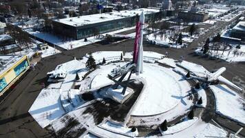 parte superior ver de cohete Monumento en invierno. creativo. cohete Monumento en ciudad cuadrado en soleado invierno día. Gran escala Monumento a espacio vuelo con cohete en cuadrado video