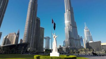 Monumento con mano gesto designando ganar, victoria, amor. acción. Dubái, eau, arquitectura y ondulación bandera. video