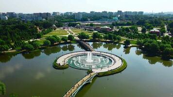 topo Visão do fonte dentro lagoa e histórico Palácio. criativo. surpreendente fonte dentro lago com pedestre pontes às histórico Palácio. histórico complexo com fontes, jardins e edifícios video