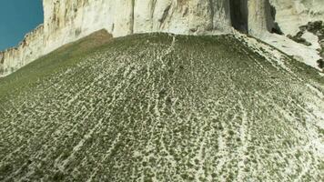 aereo Visualizza di il roccia con i campi e cielo. sparo. bellissimo canyon aereo Visualizza video