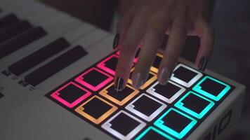 Trommel Maschine im das Nacht Verein spielen Leben Satz. Aktie. Finger tippen Trommel Pads auf ein Digital Beatmaker Nahansicht. dj beginnt spielen Musik- einstellen im das Verein spielen das Trommel Maschine video