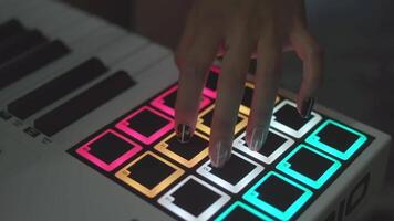 Trommel Maschine im das Nacht Verein spielen Leben Satz. Aktie. Finger tippen Trommel Pads auf ein Digital Beatmaker Nahansicht. dj beginnt spielen Musik- einstellen im das Verein spielen das Trommel Maschine video