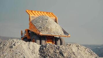 Bergbau Lader entlädt Kalkstein Erz oder Felsen. Aussicht von das zurück. video