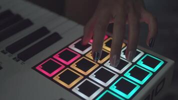 Trommel Maschine im das Nacht Verein spielen Leben Satz. Aktie. Finger tippen Trommel Pads auf ein Digital Beatmaker Nahansicht. dj beginnt spielen Musik- einstellen im das Verein spielen das Trommel Maschine video