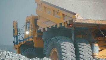 fermer de le calcaire minerai déchargement de exploitation minière camion. vue de dos. video