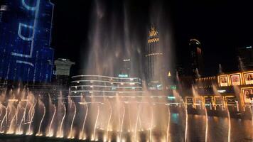 dubai - förenad arab emirater, Mars 07, 2023. stadens centrum dubai uae på natt. handling. musik fontän och belysning på burj khalifa skyskrapa. video