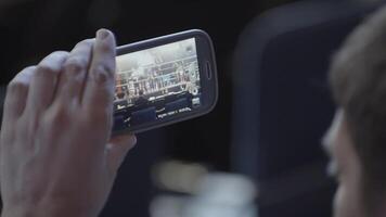 Mens gebruik makend van slim telefoon schiet video van een strijd visie. persoon is nemen foto met een smartphone