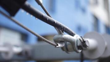 articulación bisagra con un acero cable. marco. el conexión de metal grapas, bucles y acero cuerdas video