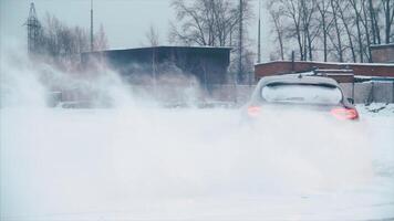 azul suv a la deriva en hielo de lago. invierno deriva. lujo suv en profundo nieve y varios clima condiciones video