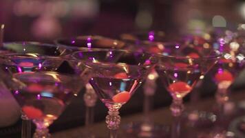 Glasses with alcohol and different drinks. Clip. Glasses of champagne are on the buffet table, champagne by the glass, buffet table with alcohol in a restaurant, side view video