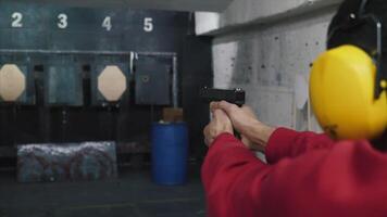 tiro dentro traço a partir de pistola. uma homem fotos uma arma de fogo dentro a traço video