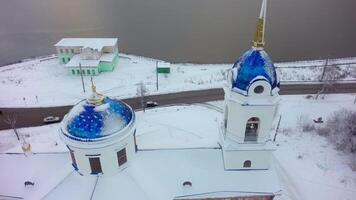 aéreo Visão do Igreja dentro Rússia. grampo. pequeno Cidade Igreja durante Nevado inverno dentro uma pequeno Cidade video